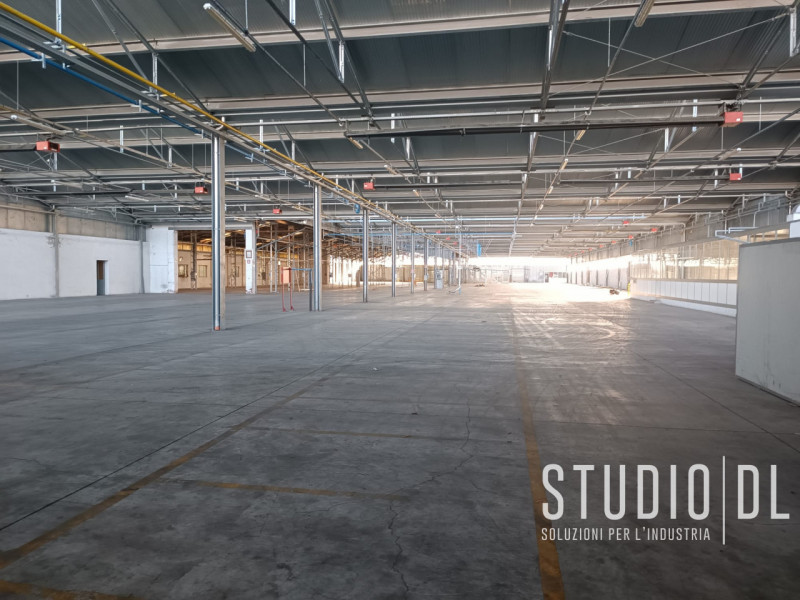 Proponiamo in zona industriale a Sarcedo capannone di circa 7.900 mq, realizzato in struttura pre...