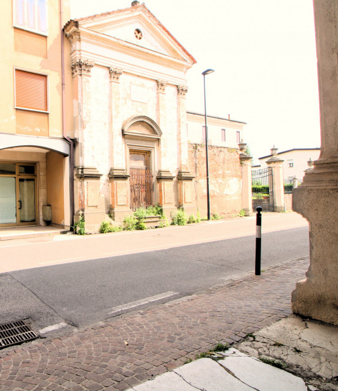 ESTE: vicino al centro storico chiesa sconsacrata da ristrutturare attualmente utilizzata come la...