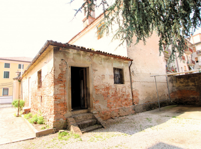 ESTE: vicino al centro storico chiesa sconsacrata da ristrutturare attualmente utilizzata come la...