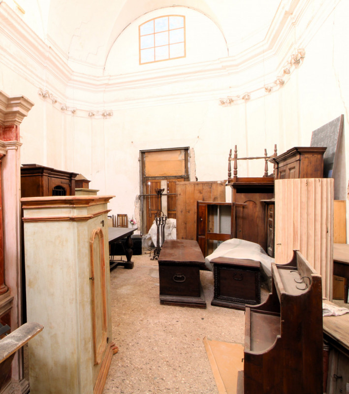 ESTE: vicino al centro storico chiesa sconsacrata da ristrutturare attualmente utilizzata come la...