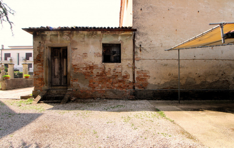 ESTE: vicino al centro storico chiesa sconsacrata da ristrutturare attualmente utilizzata come la...