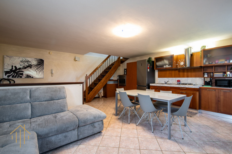 NOVENTA PADOVANA – Porzione di bifamiliare ideale per un ampia famiglia o due nuclei familiari.

...