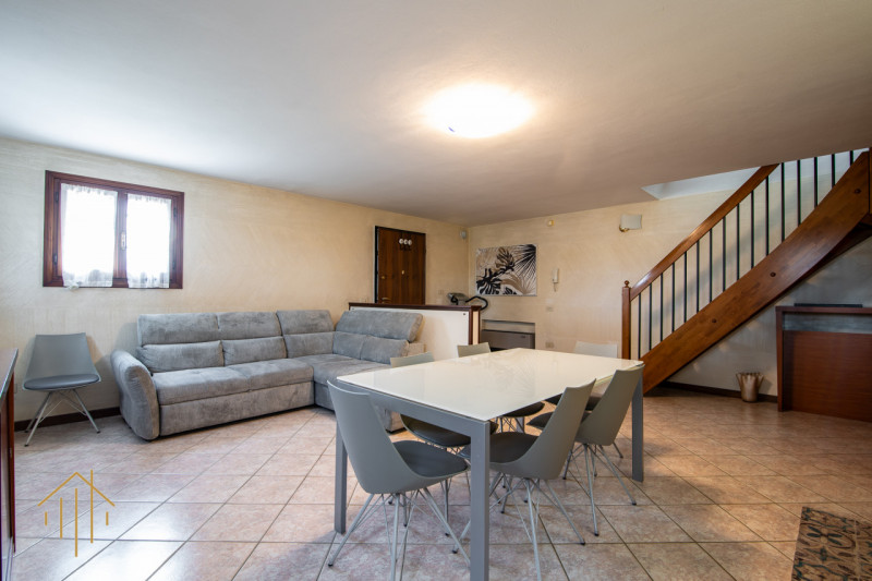 NOVENTA PADOVANA – Porzione di bifamiliare ideale per un ampia famiglia o due nuclei familiari.

...