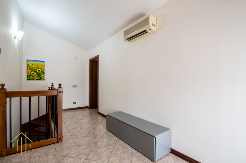 NOVENTA PADOVANA – Porzione di bifamiliare ideale per un ampia famiglia o due nuclei familiari.

...