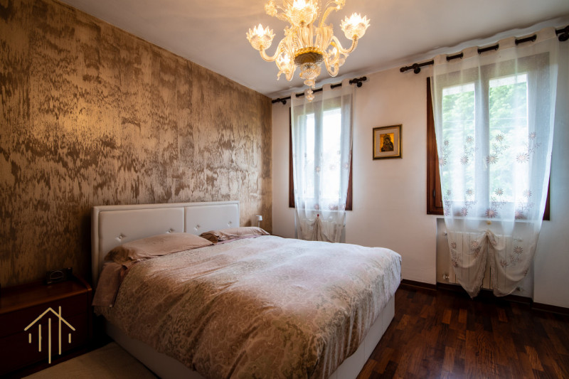 NOVENTA PADOVANA – Porzione di bifamiliare ideale per un ampia famiglia o due nuclei familiari.

...