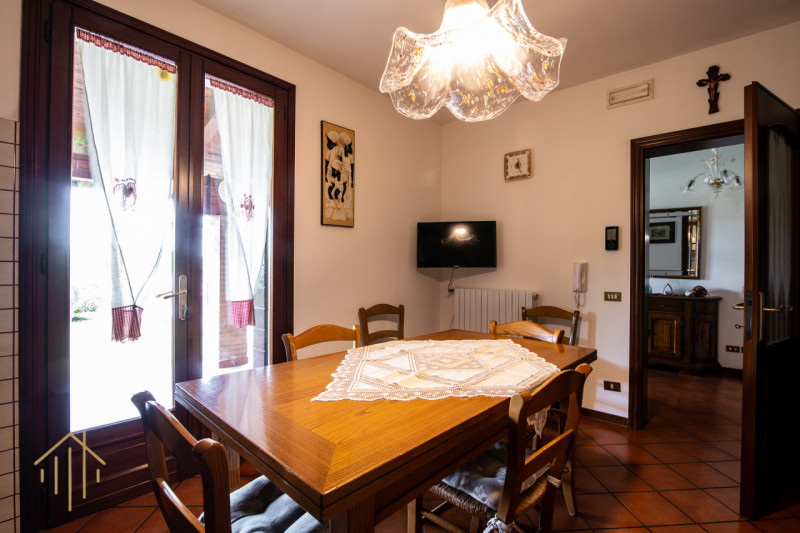 NOVENTA PADOVANA – Porzione di bifamiliare ideale per un ampia famiglia o due nuclei familiari.

...