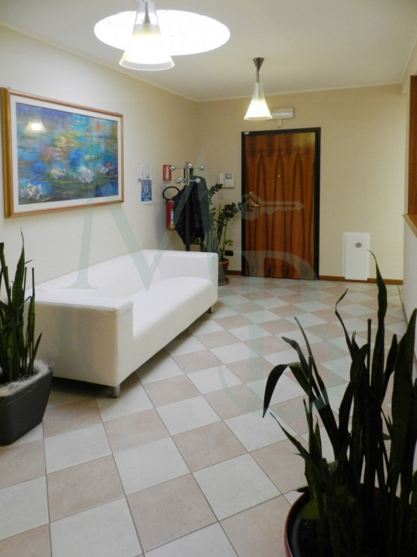 PIANIGA località MELLAREDO: Immobiliare MB offre in locazione esclusiva, con affaccio diretto su ...