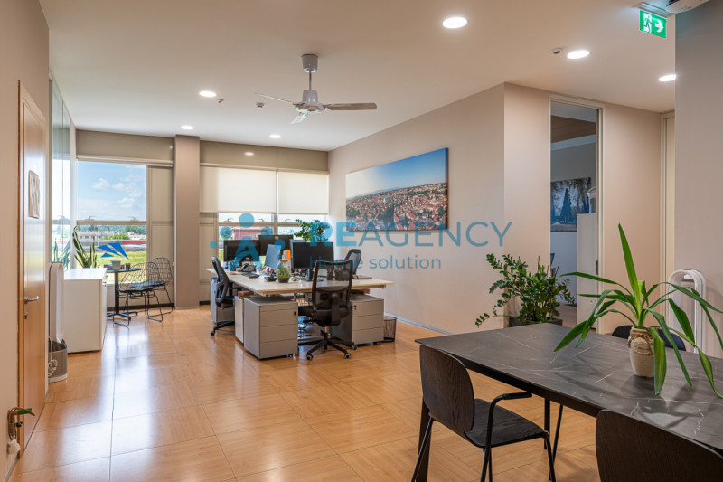 VICENZA - ZONA FIERA In via dell’Edilizia 19, nel cuore del business district di Vicenza, a ridos...