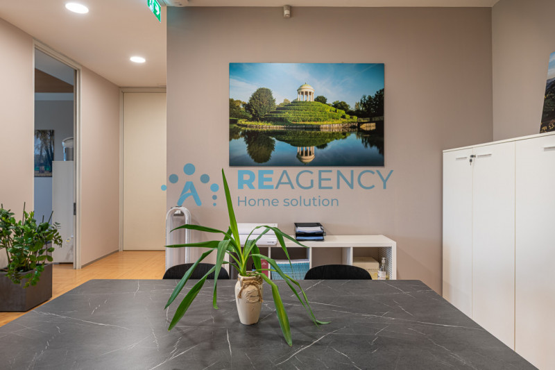 VICENZA - ZONA FIERA In via dell’Edilizia 19, nel cuore del business district di Vicenza, a ridos...