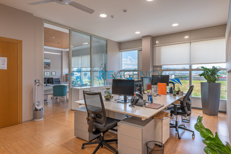 VICENZA - ZONA FIERA In via dell’Edilizia 19, nel cuore del business district di Vicenza, a ridos...