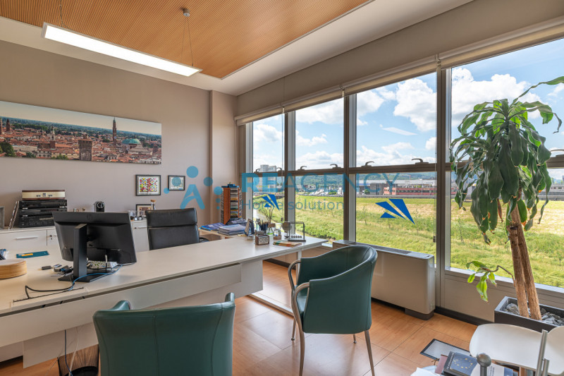 VICENZA - ZONA FIERA In via dell’Edilizia 19, nel cuore del business district di Vicenza, a ridos...