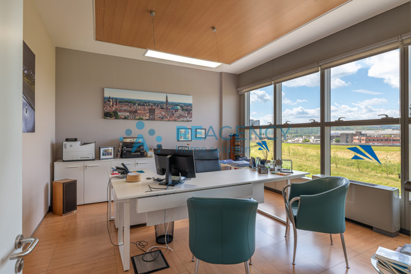 VICENZA - ZONA FIERA In via dell’Edilizia 19, nel cuore del business district di Vicenza, a ridos...