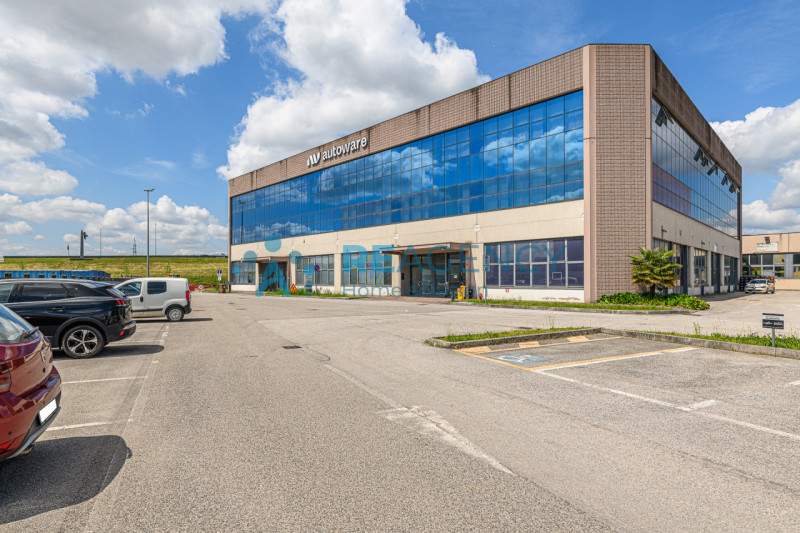 VICENZA - ZONA FIERA In via dell’Edilizia 19, nel cuore del business district di Vicenza, a ridos...