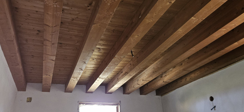 Scopri questa affascinante porzione centrale di casa a schiera situata nella tranquilla zona di P...