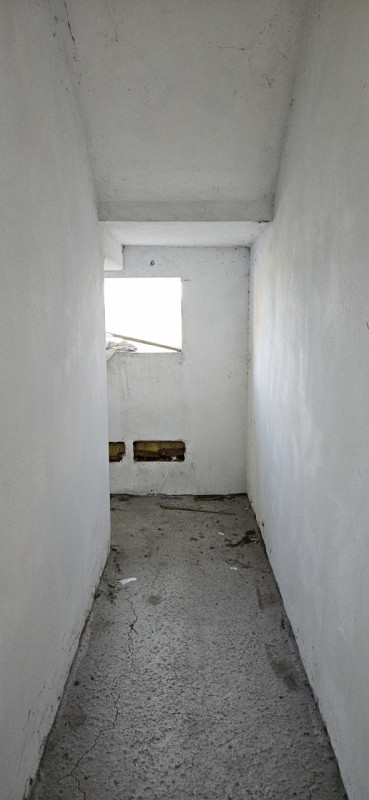 Scopri questa affascinante porzione centrale di casa a schiera situata nella tranquilla zona di P...