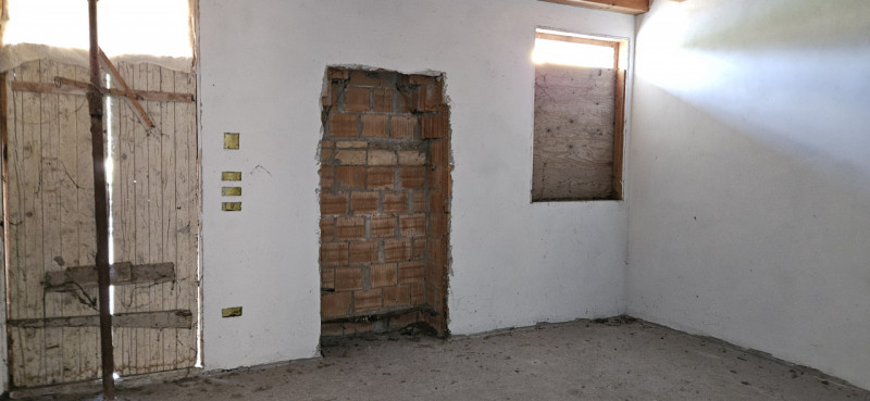 Scopri questa affascinante porzione centrale di casa a schiera situata nella tranquilla zona di P...