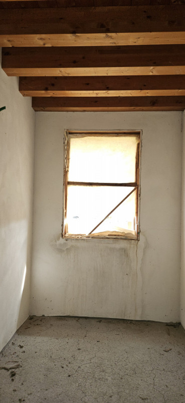 Scopri questa affascinante porzione centrale di casa a schiera situata nella tranquilla zona di P...