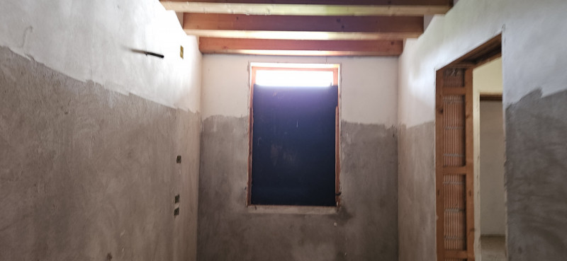 Scopri questa affascinante porzione centrale di casa a schiera situata nella tranquilla zona di P...