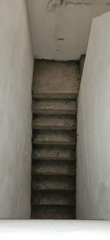 Scopri questa affascinante porzione centrale di casa a schiera situata nella tranquilla zona di P...