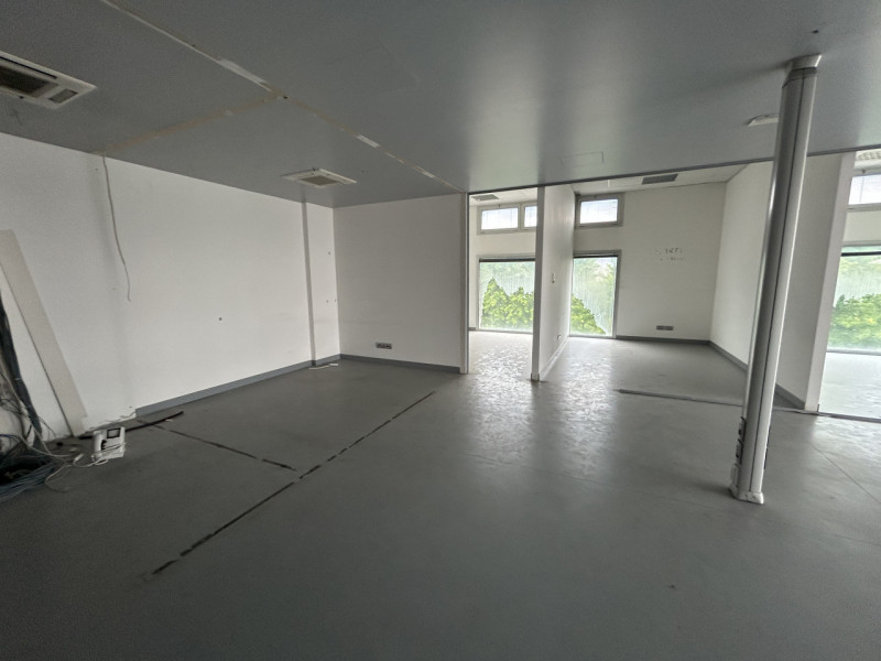 Proponiamo in vendita in complesso a destinazione commerciale/direzionale un luminoso ufficio pos...