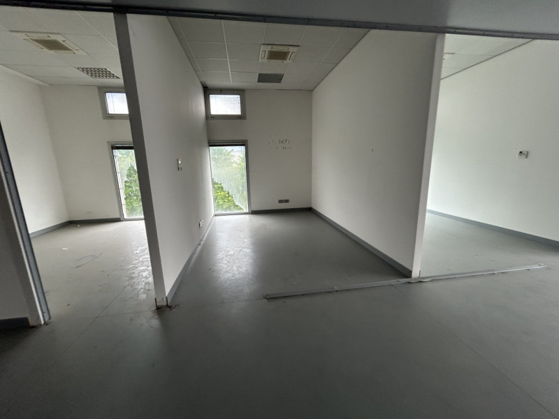 Proponiamo in vendita in complesso a destinazione commerciale/direzionale un luminoso ufficio pos...