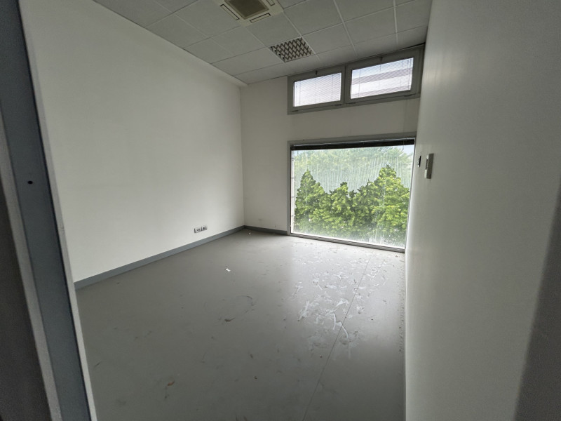 Proponiamo in vendita in complesso a destinazione commerciale/direzionale un luminoso ufficio pos...