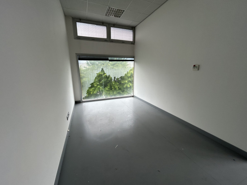 Proponiamo in vendita in complesso a destinazione commerciale/direzionale un luminoso ufficio pos...