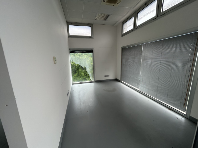 Proponiamo in vendita in complesso a destinazione commerciale/direzionale un luminoso ufficio pos...