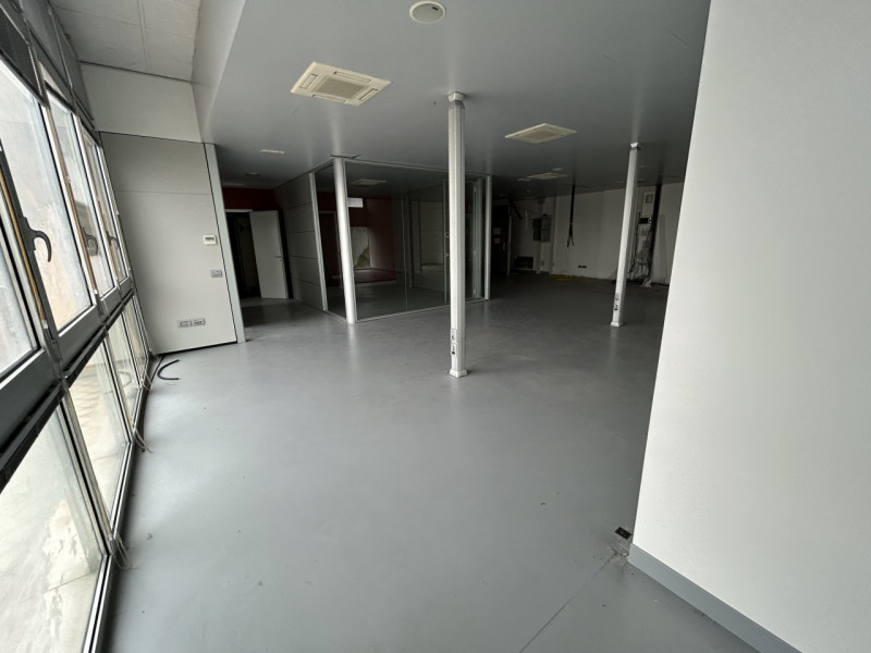 Proponiamo in vendita in complesso a destinazione commerciale/direzionale un luminoso ufficio pos...