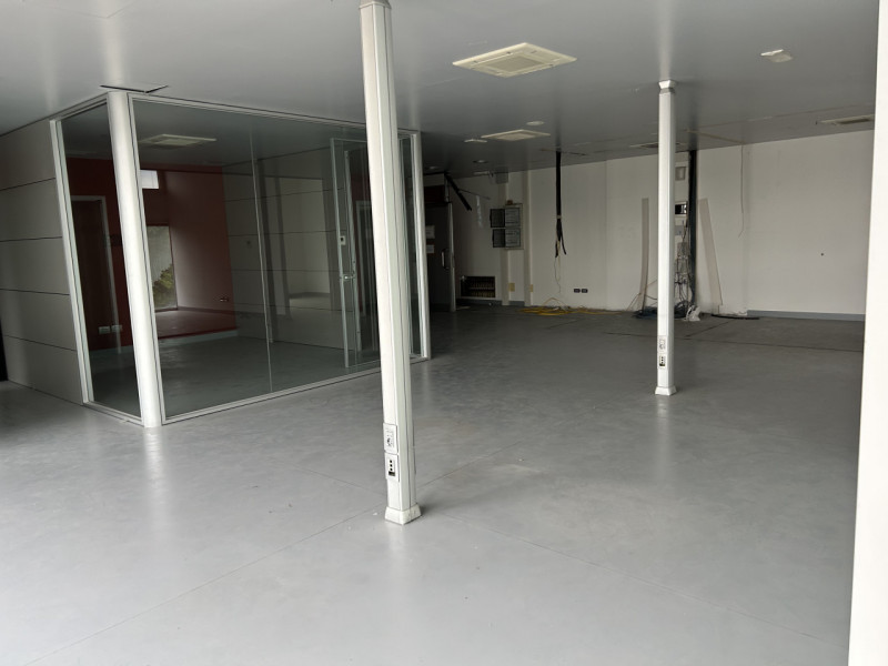 Proponiamo in vendita in complesso a destinazione commerciale/direzionale un luminoso ufficio pos...