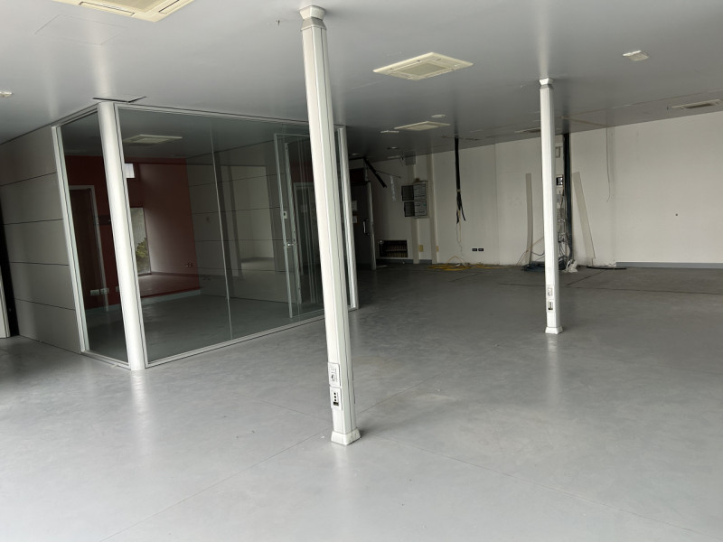 Proponiamo in vendita in complesso a destinazione commerciale/direzionale un luminoso ufficio pos...