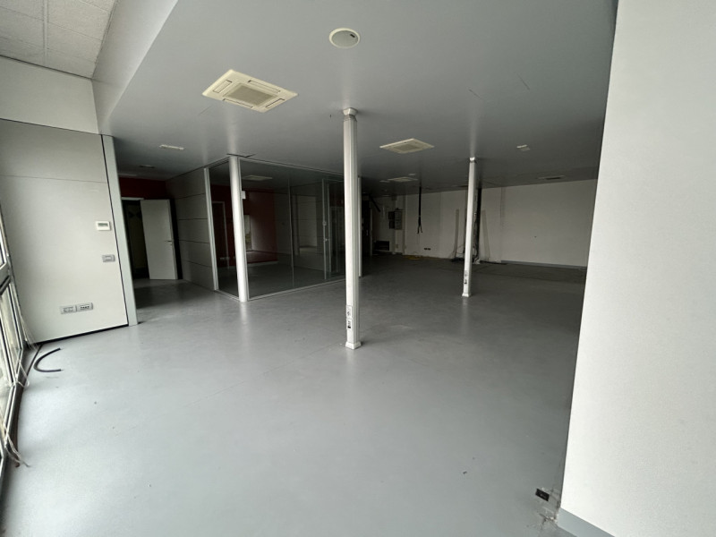 Proponiamo in vendita in complesso a destinazione commerciale/direzionale un luminoso ufficio pos...