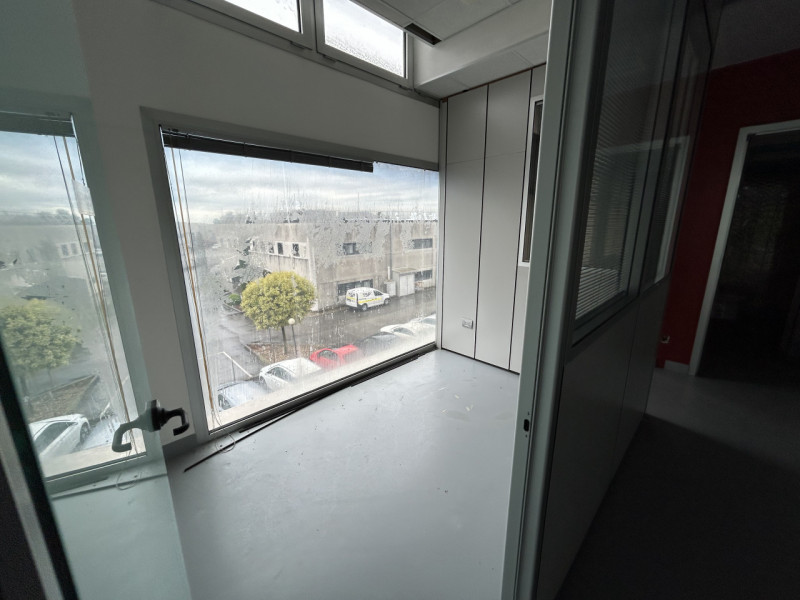 Proponiamo in vendita in complesso a destinazione commerciale/direzionale un luminoso ufficio pos...