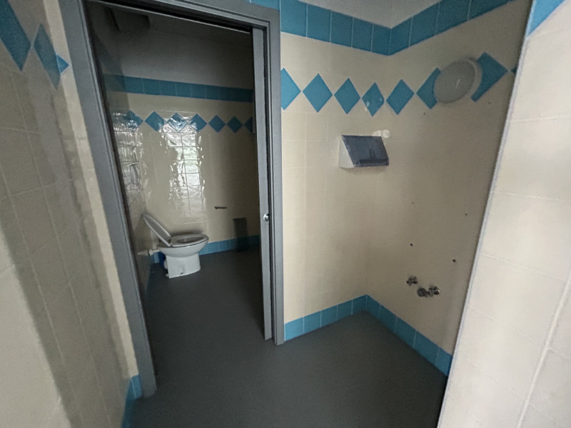 Proponiamo in vendita in complesso a destinazione commerciale/direzionale un luminoso ufficio pos...