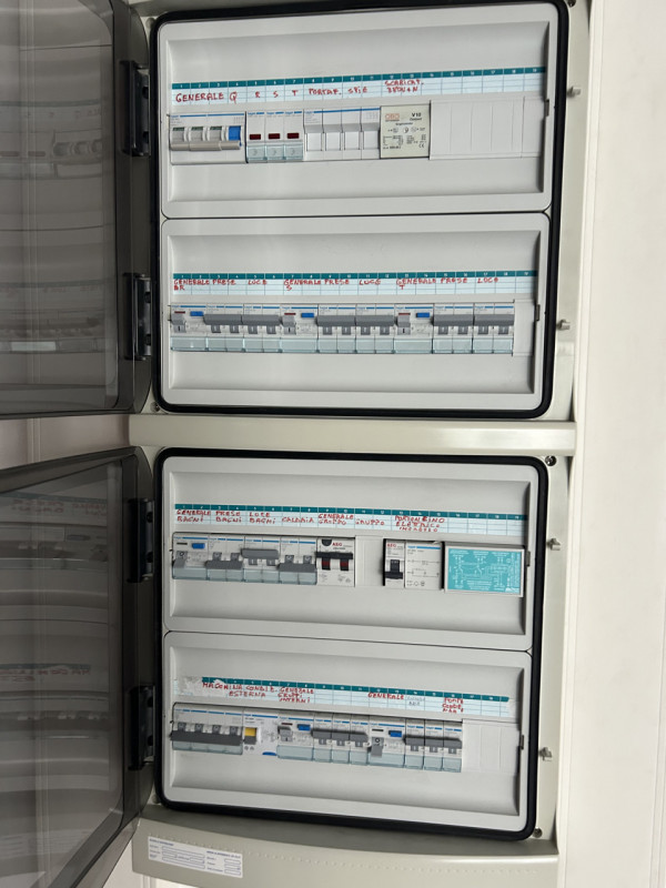 Proponiamo in vendita in complesso a destinazione commerciale/direzionale un luminoso ufficio pos...