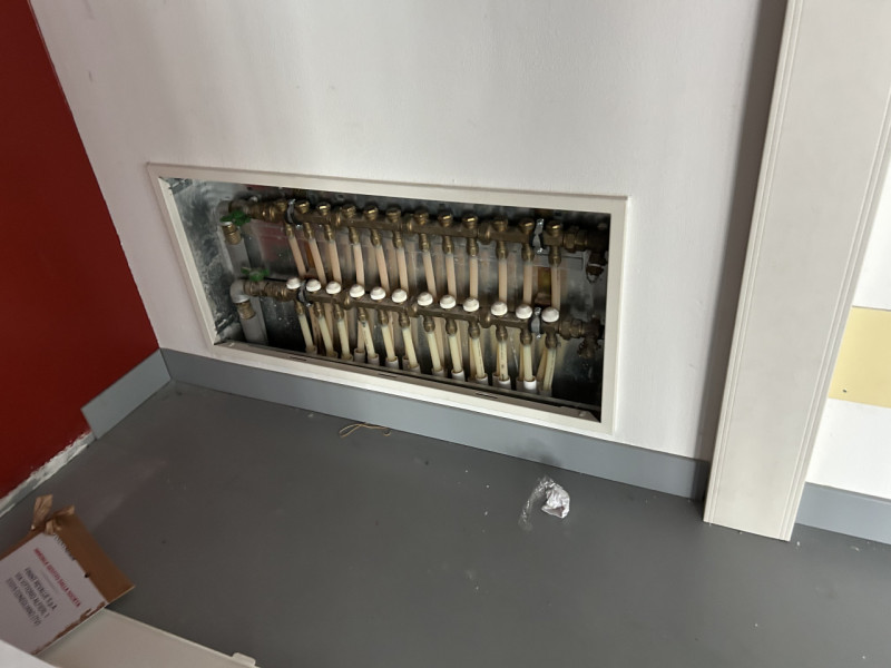 Proponiamo in vendita in complesso a destinazione commerciale/direzionale un luminoso ufficio pos...