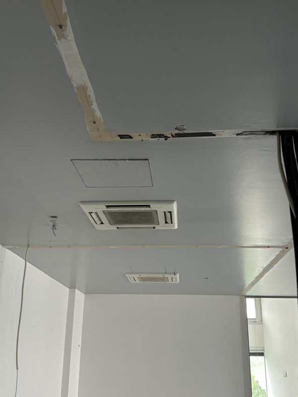 Proponiamo in vendita in complesso a destinazione commerciale/direzionale un luminoso ufficio pos...