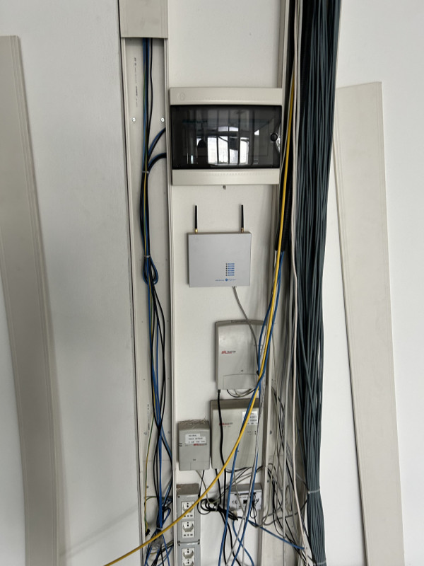 Proponiamo in vendita in complesso a destinazione commerciale/direzionale un luminoso ufficio pos...