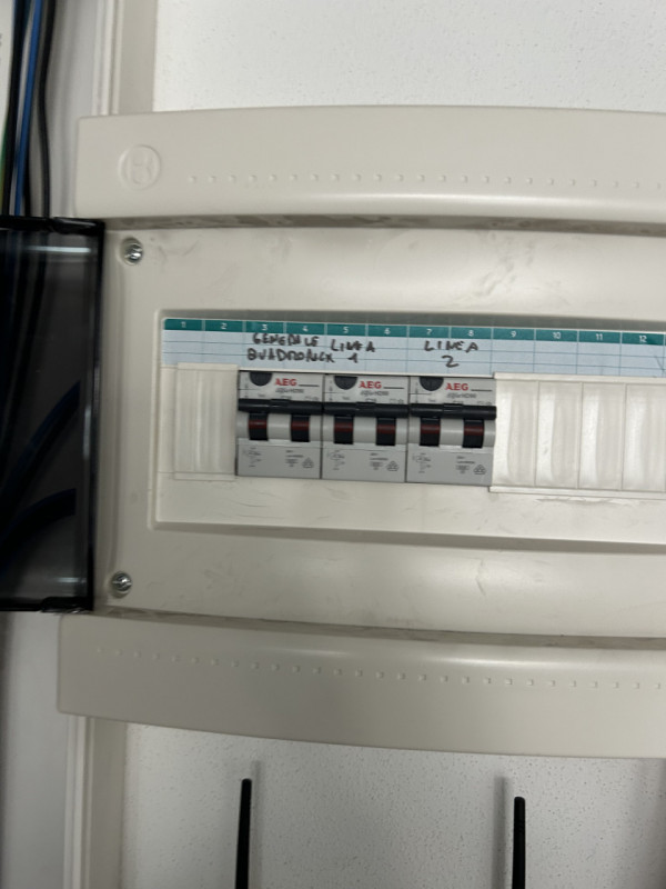 Proponiamo in vendita in complesso a destinazione commerciale/direzionale un luminoso ufficio pos...