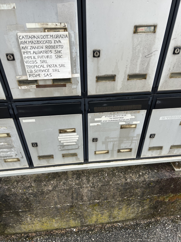 Proponiamo in vendita in complesso a destinazione commerciale/direzionale un luminoso ufficio pos...