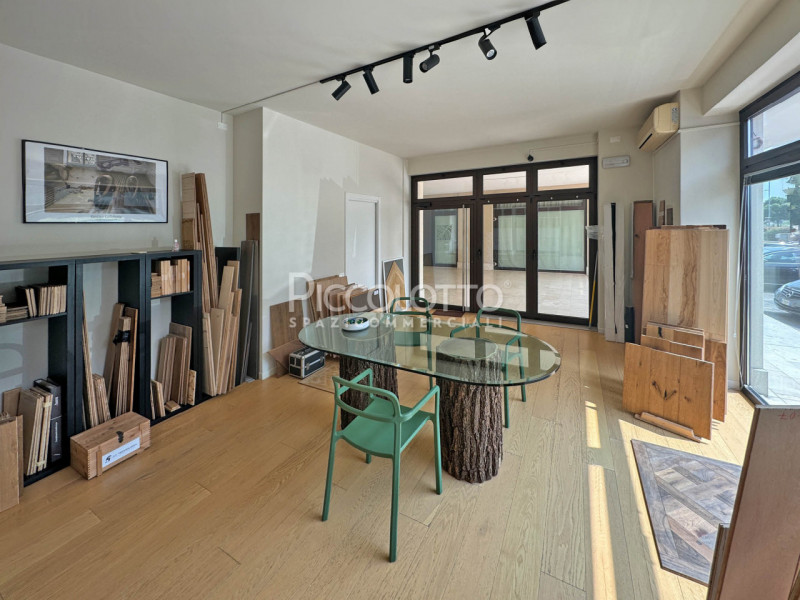 Rif. V5290 - Casella d’Asolo, negozio/ufficio in vendita in zona centrale.
L'immobile di circa mq...