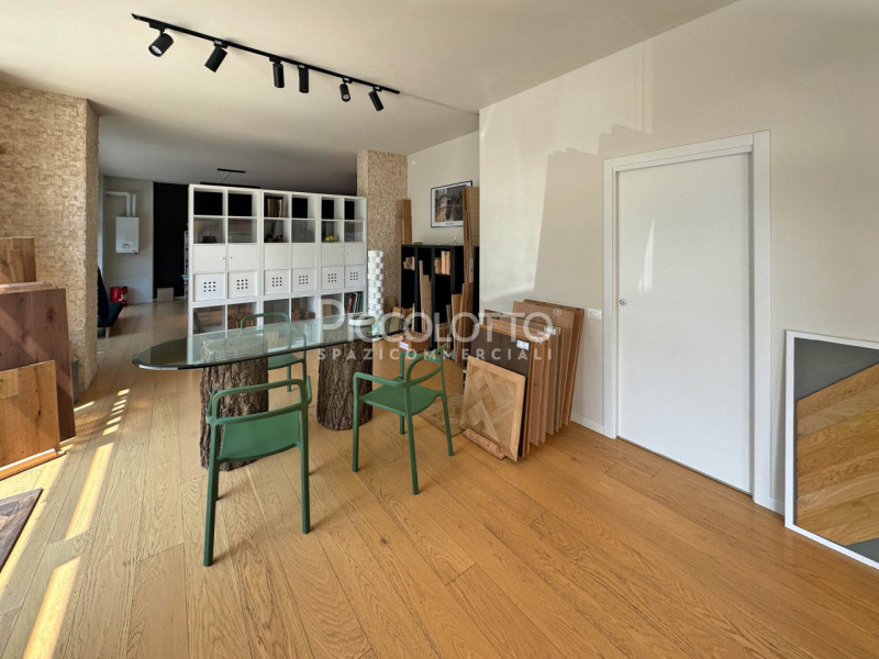 Rif. V5290 - Casella d’Asolo, negozio/ufficio in vendita in zona centrale.
L'immobile di circa mq...