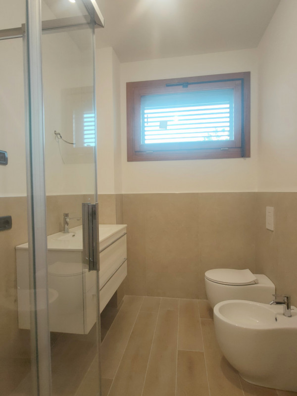 Nel cuore di Abano Terme, proponiamo in vendita un prestigioso appartamento trilocale totalmente ...