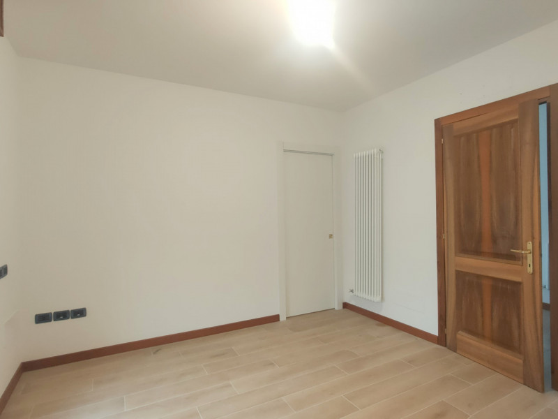 Nel cuore di Abano Terme, proponiamo in vendita un prestigioso appartamento trilocale totalmente ...