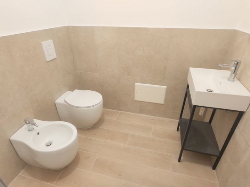 Nel cuore di Abano Terme, proponiamo in vendita un prestigioso appartamento trilocale totalmente ...