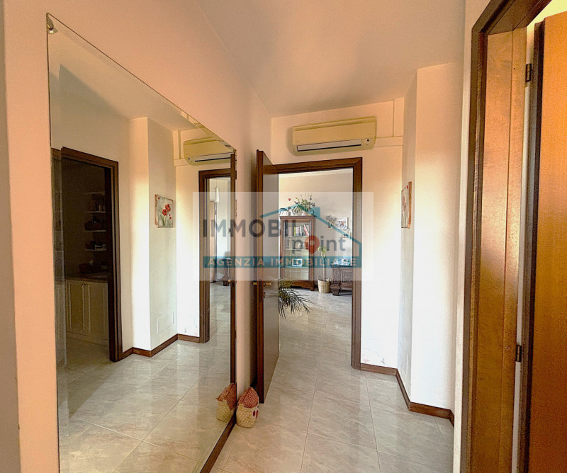 Inserito all'interno del tranquillo quartiere residenziale di Feriole di Teolo proponiamo un appa...