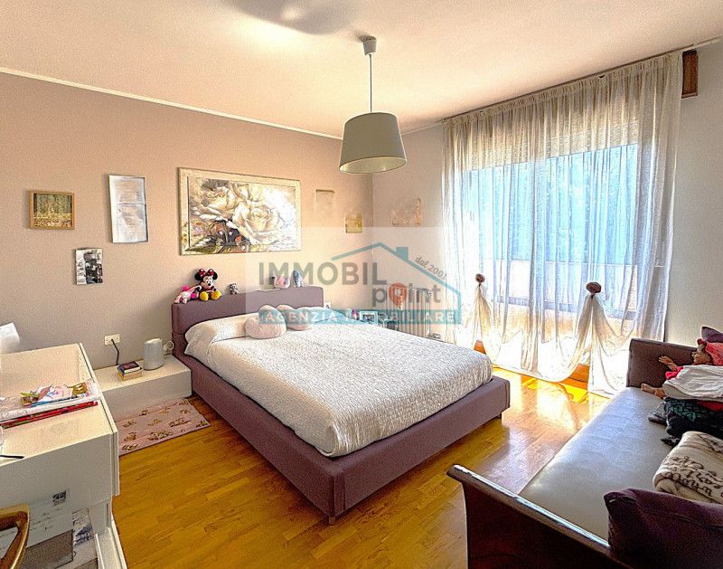 Inserito all'interno del tranquillo quartiere residenziale di Feriole di Teolo proponiamo un appa...