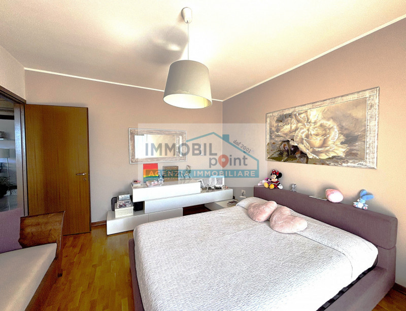 Inserito all'interno del tranquillo quartiere residenziale di Feriole di Teolo proponiamo un appa...