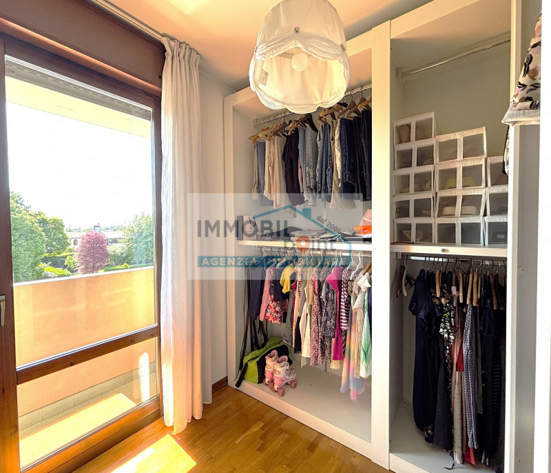 Inserito all'interno del tranquillo quartiere residenziale di Feriole di Teolo proponiamo un appa...