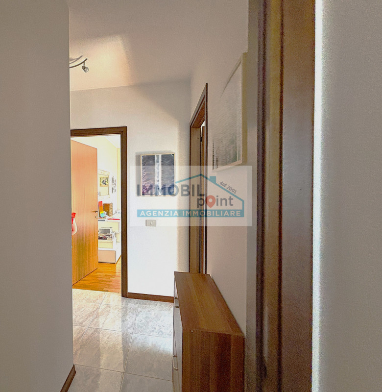 Inserito all'interno del tranquillo quartiere residenziale di Feriole di Teolo proponiamo un appa...